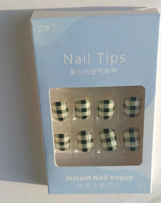 24pcs Short Square Grid Simple Cute Cool Chessboard Black / White Color Design Fake Press on Nail